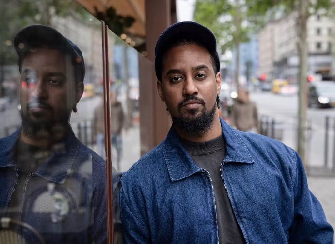 Luay Mohageb står vid ett skyltfönster i stadsmiljö